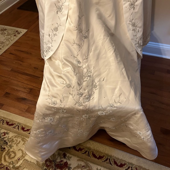 Beautiful Wedding Gown size 6 matching shoes size 7 - Picture 2 of 6